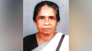  വീടിന് സമീപം മരിച്ചു കിടന്ന വയോധികയുടെ മൃതദേഹം കണ്ടെത്തിയത് ഒരാഴ്ചയ്ക്ക് ശേഷം; മൃതദേഹ​ത്തിന്റെ മാംസഭാഗങ്ങൾ തെരുവുനായ്ക്കൾ ഭക്ഷിച്ച നിലയിൽ, മൃതദേഹം തിരിച്ചറിയാൻ സഹായിച്ചത് വസ്ത്രവും കഴുത്തിലണിഞ്ഞിരുന്ന സ്വർണമാലയും