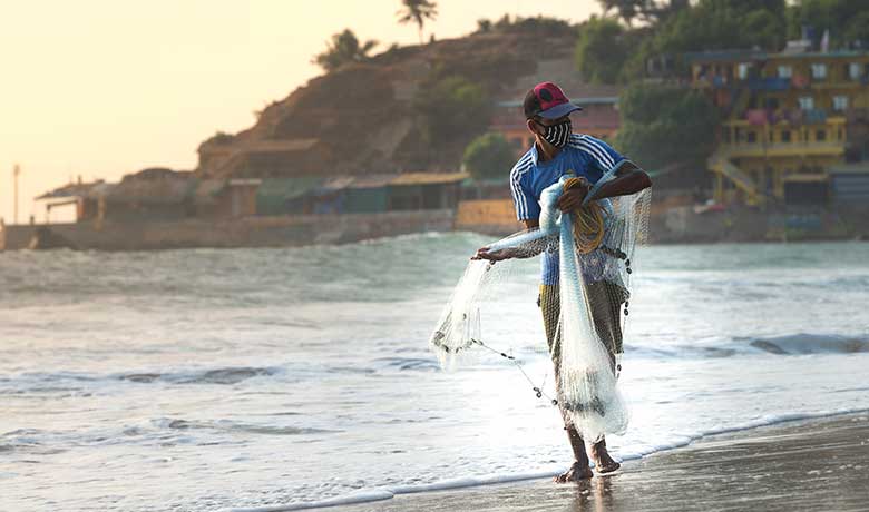  ശക്തമായ കാറ്റും മോശം കാലാവസ്ഥയും; കേരള തീരത്ത് മത്സ്യബന്ധനത്തിന് വിലക്ക്, നാളെയും കേരള തീരത്ത് ഉയർന്ന തിരമാലയ്ക്കും കടലാക്രമണത്തിനും സാധ്യത