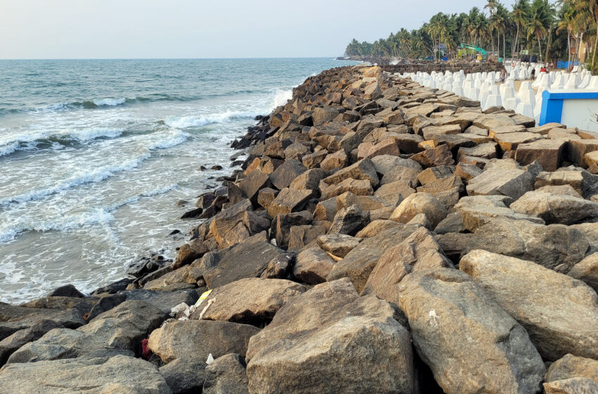  കേരള തീരത്ത് ഉയര്‍ന്ന തിരമാലയ്ക്കും കടലാക്രമണത്തിനും സാധ്യത, മത്സ്യത്തൊഴിലാളികളും തീരദേശവാസികളും ജാഗ്രത പാലിക്കാൻ മുന്നറിയിപ്പ്