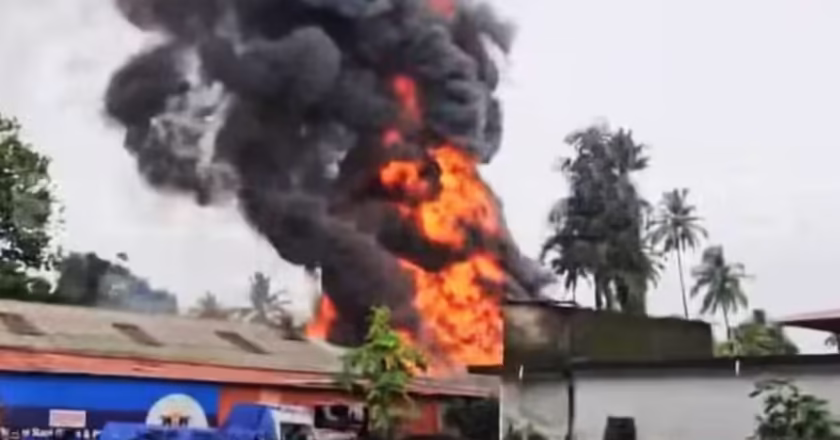 ചാലക്കുടിയിൽ പെയിന്റ് കടക്ക് തീപിടിച്ചു
